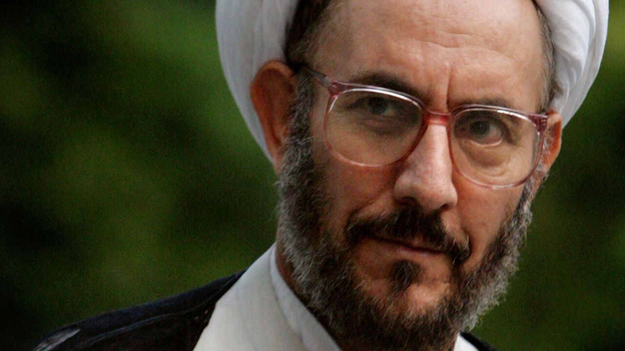 Iranian Intelligence Minister Yunesi enters Saadabad palace for meeting with Iraqi Prime Minister Jafari in Tehran.  Iranian Intelligence Minister Ali Yunesi enters the Saadabad palace for an official meeting with Iraqi Prime Minister Ibrahim Jafari in Tehran July 17, 2005. Iran on Saturday hailed Iraq as its "brother", taking a further step towards laying to rest the spectre of their war of attrition in the 1980s that killed hundreds of thousands on both sides. Iran and Iraq bludgeoned each other to a stal