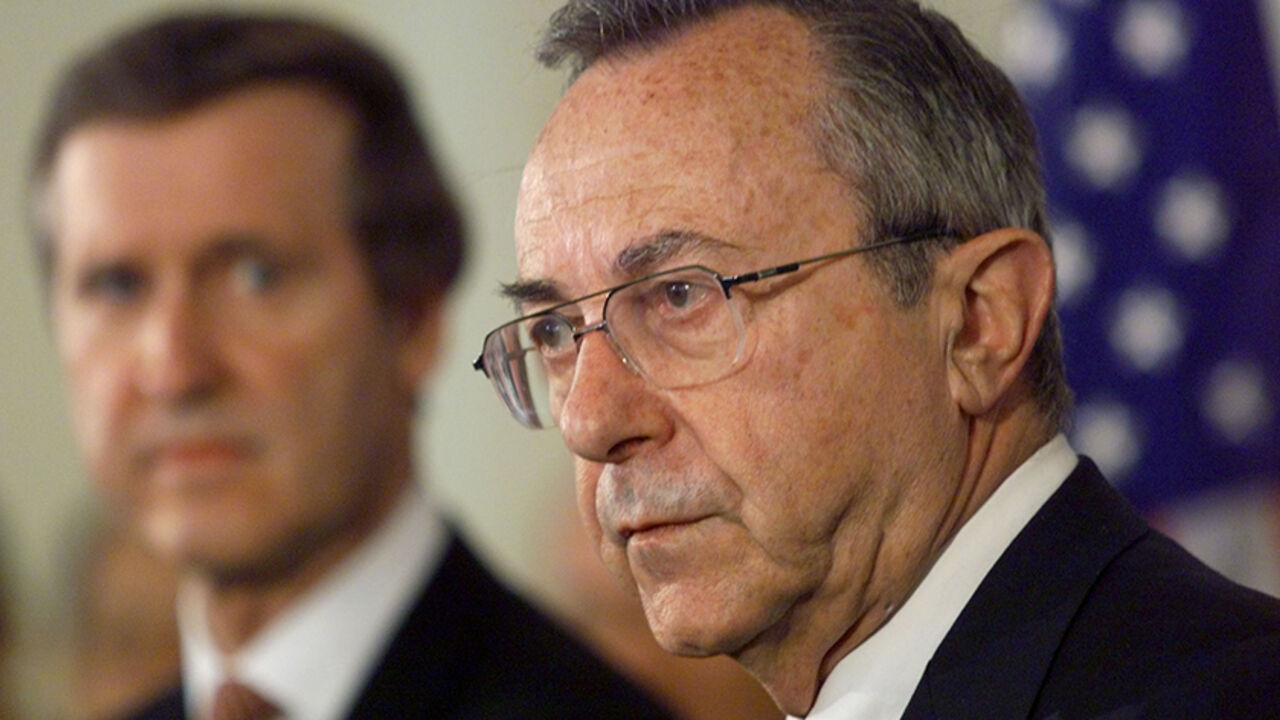 Israeli Defence Minister Moshe Arens listens during a press conference with U.S. Secretary of Defense William Cohen (L) at the Pentagon April 27. The two defence ministers answered questions about the Middle East peace process and Israel's cooperation in the Kosovo crisis.

GMH/ELD/AA - RTRUC7L