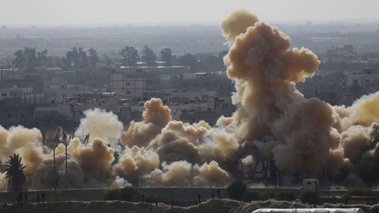 Smoke rises as a house is blown up during a military operation by Egyptian security forces in the Egyptian city of Rafah, near the border with southern Gaza Strip November 3, 2014. Egypt began clearing residents from its border with the Gaza Strip last week to create a buffer zone following some of the worst anti-state violence since President Mohamed Mursi was overthrown last year. REUTERS/Ibraheem Abu Mustafa (GAZA - Tags: POLITICS CIVIL UNREST) - RTR4CMBX