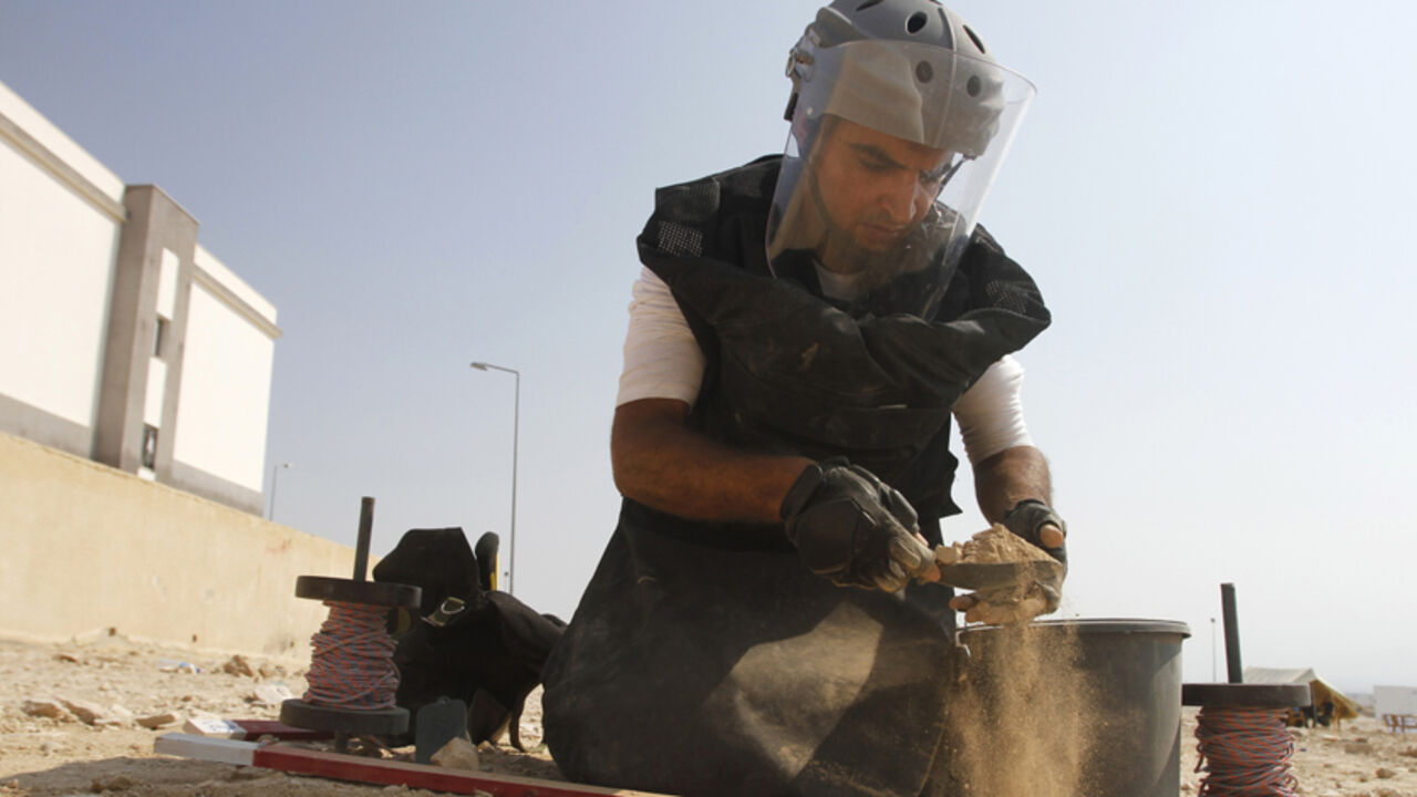 A member of the Palestinian security forces takes part in a training session to find and remove landmines, organised by the Palestinian Ministry of Interior and the United Nations, in the West Bank city of Jericho June 25, 2012. REUTERS/Mohamad Torokman (WEST BANK - Tags: POLITICS MILITARY) - RTR344XT