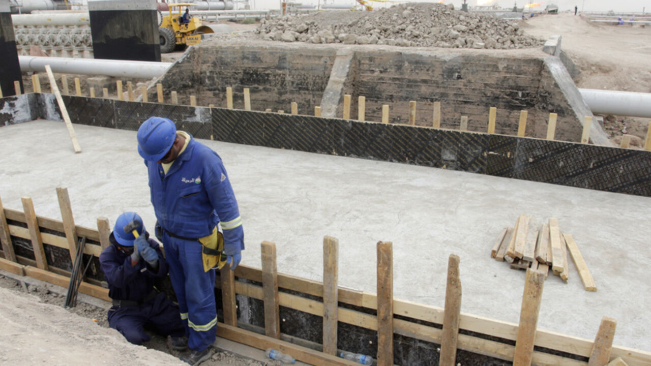 People work at the West Qurna oilfield in southern Basra October 13, 2014. Oil prices are hovering just above $90 per barrel, a level last seen in June 2012, putting a strong spotlight on OPEC producing countries. They face calls to cut output at, or before,  a policy meeting in late November to prop prices up as some are already feeling the pinch of sub-$100 oil through increased budget pressure. Global oil prices are collectively reflecting the sweeping impact of a U.S. shale oil boom, with its production