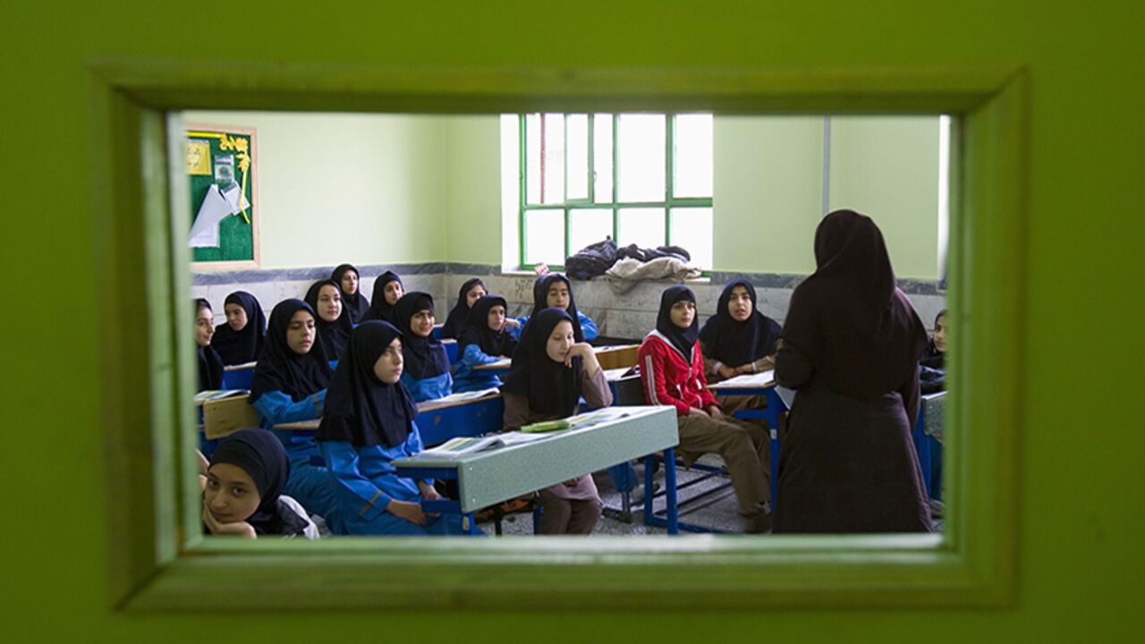 Middle school students discuss earthquakes during countrywide earthquake-preparedness manoeuvres in Tehran November 29, 2007. REUTERS/Raheb Homavandi (IRAN) - RTX46FO