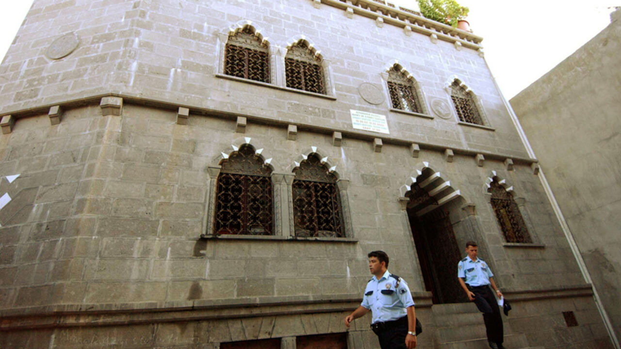 Turkish police officers stand outside a basalt-stone Diyarbakir Evangelical Church in Diyarbakir July 19, 2004. A Turkish man described as mentally ill set fire to part of a Christian church in southeastern Turkey on Monday before authorities were able to subdue him, officials said. A 27-year-old shouting anti-American slogans broke into the Diyarbakir Evangelical Church and barricaded himself in the building's library and kitchen before vandalising property and lighting a fire. No one was hurt in the blaze