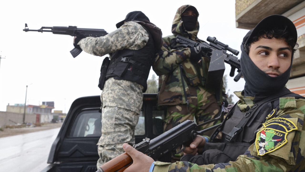 Shi'ite fighters take part during an intensive security deployment against Islamic State militants in Balad, north of Baghdad December 22, 2014. Picture taken December 22, 2014. REUTERS/Stringer (IRAQ - Tags: CIVIL UNREST MILITARY CONFLICT) - RTR4J3PC
