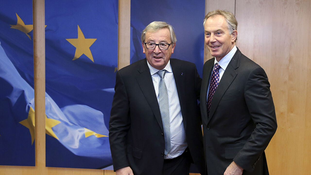 European Commission President Jean-Claude Juncker poses with Quartet Representative to the Middle East and former British Prime Minister Tony Blair (R) ahead of a meeting at the EU Commission headquarters in Brussels January 20, 2015.      REUTERS/Francois Lenoir (BELGIUM - Tags: POLITICS) - RTR4M5XT