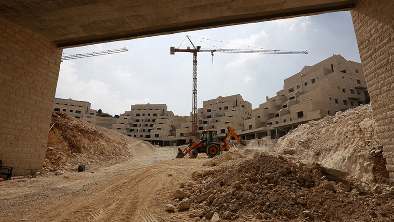 A bulldozer works at a construction site in Pisgat Zeev, an urban settlement in an area Israel annexed to Jerusalem after capturing it in the 1967 Middle East war, August 13, 2013. A 10-minute drive from where negotiators will sit down on Wednesday to resume long-stalled Middle East peace talks, Israeli bulldozers are busy reshaping land that Palestinians want for their future state.
 REUTERS/Baz Ratner (JERUSALEM  - Tags: POLITICS BUSINESS CONSTRUCTION) - RTX12JQ0