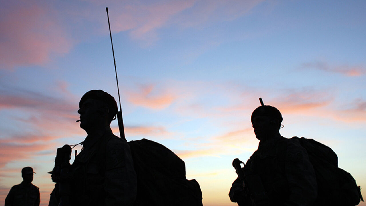 Turkish army special force members stand guard during the EFES-2010 military exercise in Izmir May 25, 2010. REUTERS/ Osman Orsal (TURKEY - Tags: MILITARY) - RTR2ECRB