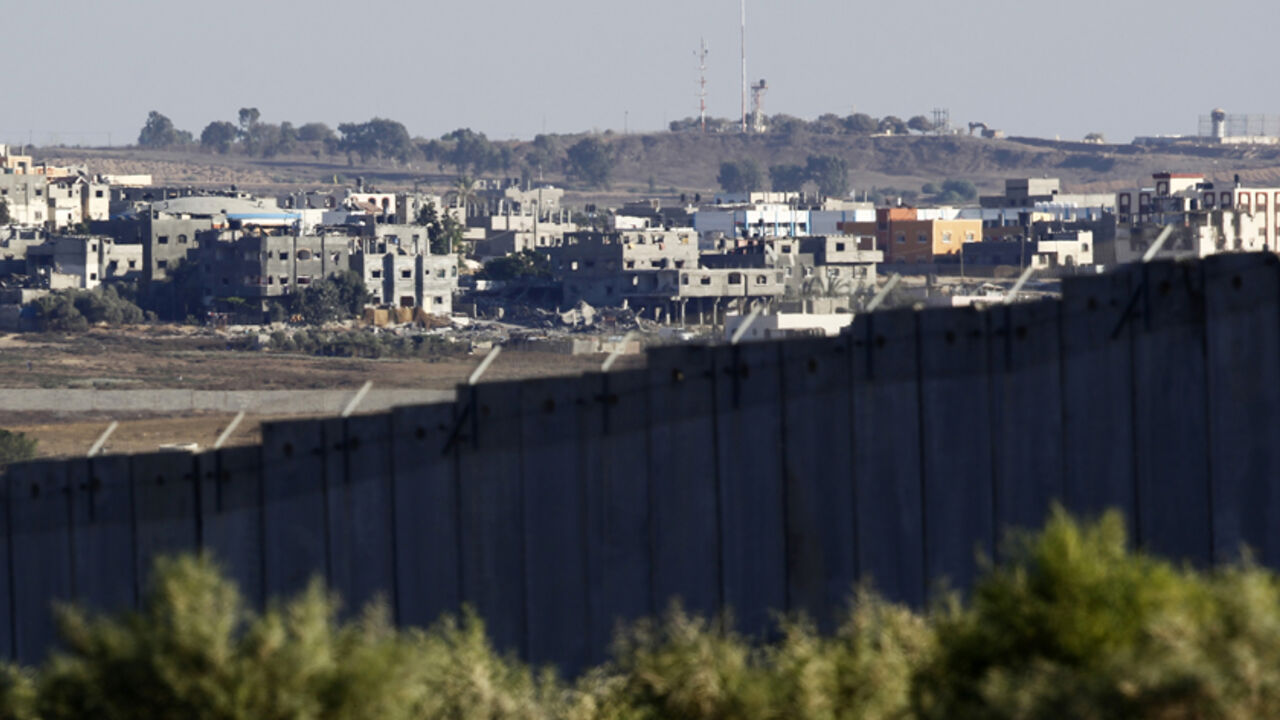 A view of the northern Gaza Strip as seen from the Israeli farming community of Netiv Haasara September 2, 2014. Israelis living on the Gaza border have warily returned home after fleeing constant mortar and rocket fire during a seven-week war, feeling it is just a matter of time before their villages are targeted again. Picture taken September 2, 2014. REUTERS/Amir Cohen (ISRAEL - Tags: POLITICS CONFLICT) - RTR44YNP