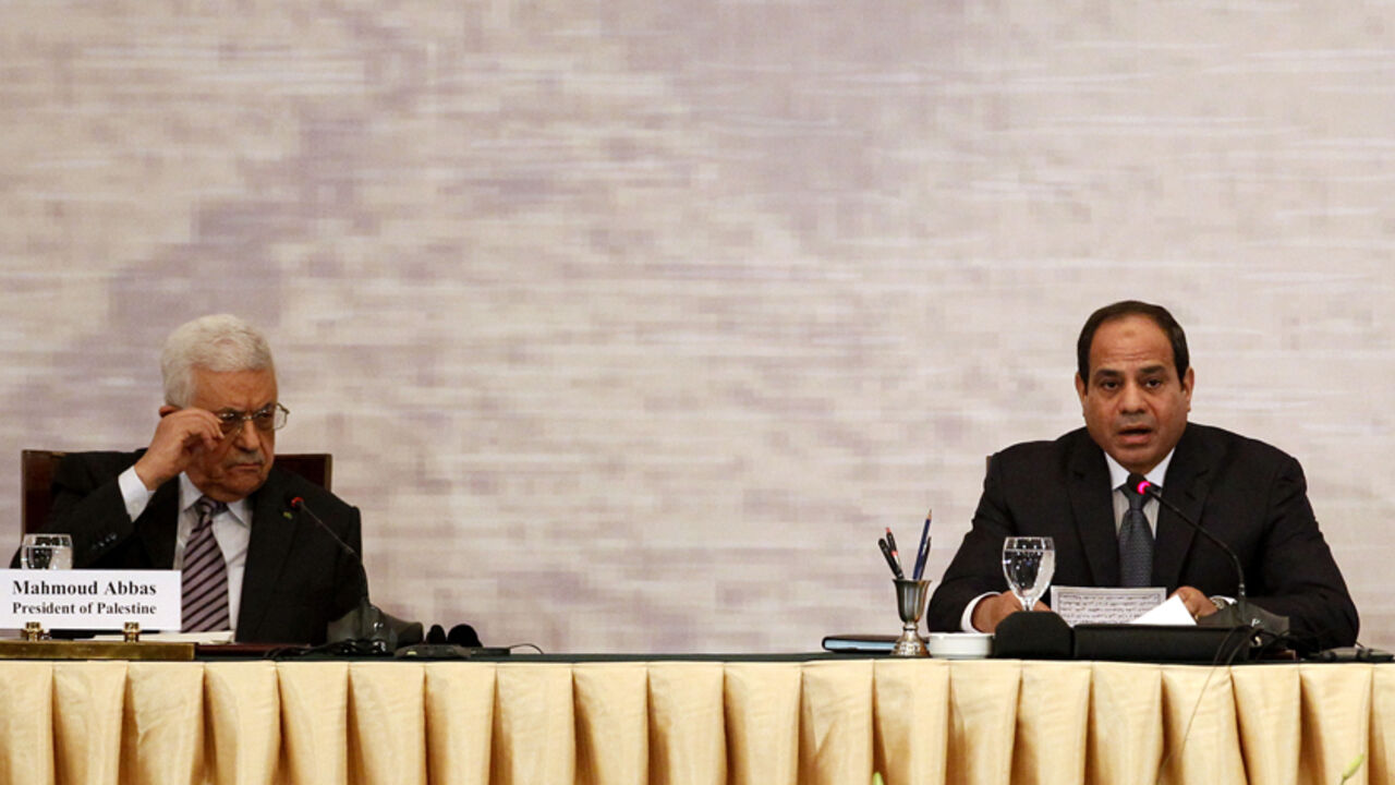 Palestinian President Mahmoud Abbas (L) and Egyptian President Abdel Fattah al-Sisi attend a Gaza reconstruction conference in Cairo October 12, 2014. Egypt, which brokered a ceasefire between Israel and the Palestinians in Gaza after a 50-day war, used a reconstruction conference in Cairo on Sunday to call for a wider peace deal based on a 2002 Arab initiative.  REUTERS/Mohamed Abd El Ghany (EGYPT - Tags: POLITICS) - RTR49UU5