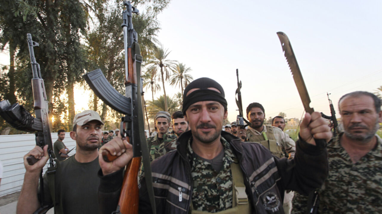Shi'ite fighters participate in an intensive security deployment against Islamic State militants in Jurf al-Sakhar October 26, 2014. After helping government forces break Islamic State's grip over a strategic town just south of Baghdad on Saturday, Shi'ite militias decided it was time for payback. To match story MIDEAST-CRISIS/IRAQ-EXECUTIONS    REUTERS/Alaa Al-Marjani  (IRAQ - Tags: MILITARY CIVIL UNREST POLITICS) - RTR4BO5H