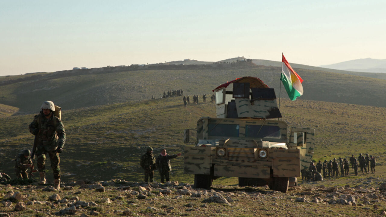 Kurdish Peshmerga fighters walk with their weapons as they take control of the area, on the outskirts of Mosul February 6, 2015.  REUTERS/Ari Jalal   (IRAQ - Tags - Tags: CIVIL UNREST CONFLICT MILITARY POLITICS) - RTR4OJRR