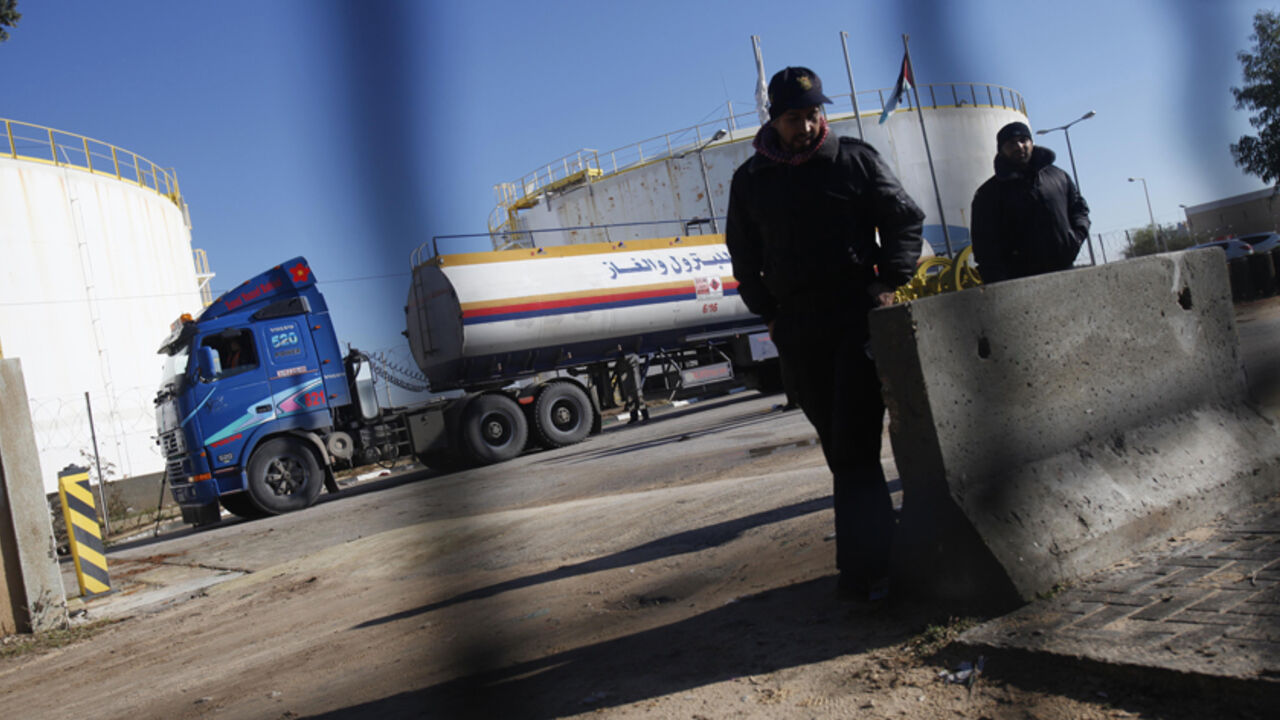 Palestinian policemen loyal to Hamas keep guard as a fuel tanker arrives to Gaza's power plant in the central Gaza Strip December 15, 2013. Israel allowed the entry of 450,000 litres (119,000 U.S. gallons) of fuel, paid for by Qatar, into the Gaza Strip on Sunday to enable the Palestinian territory's sole power plant to resume operations. REUTERS/Ibraheem Abu Mustafa (GAZA - Tags: ENERGY SOCIETY) - RTX16JDL