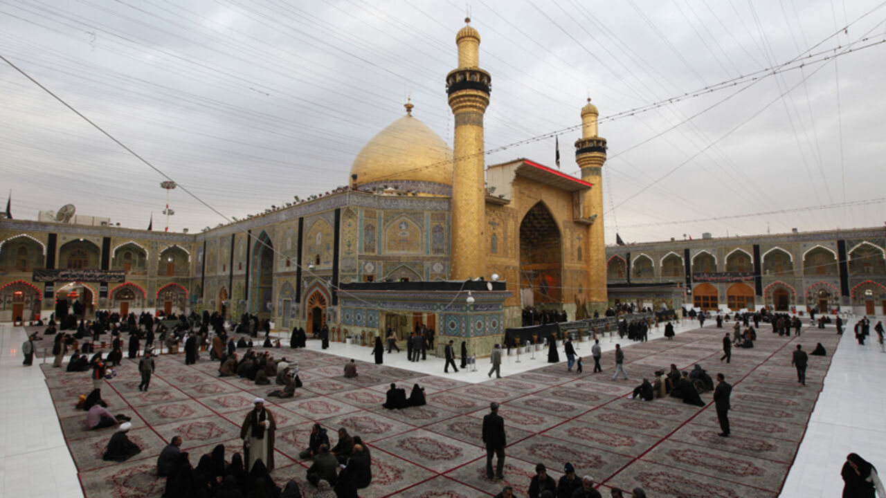 Shi'ite Muslims attend a religious ritual at the Imam Ali shrine in Najaf, 160 km (100 miles) south of Baghdad, January 8, 2011.  REUTERS/Mohammed Ameen (IRAQ - Tags: RELIGION POLITICS) - RTXWC4X