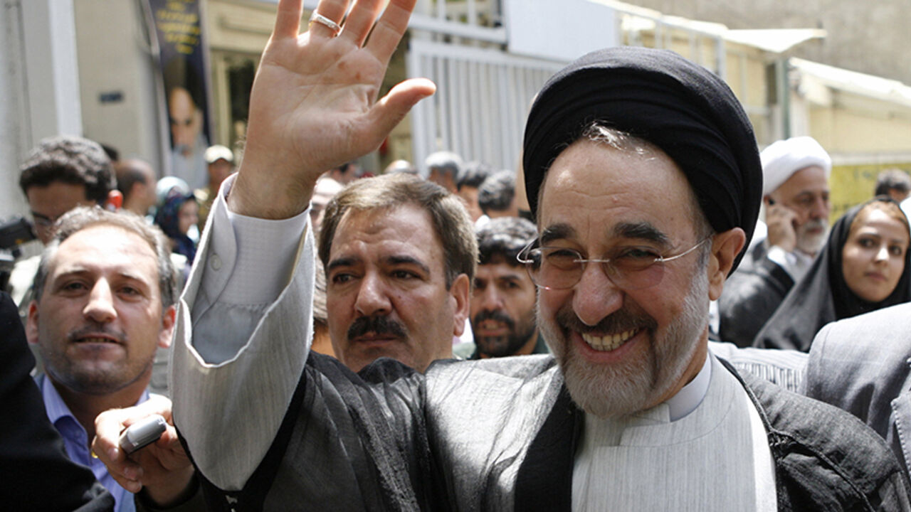 Former president Mohammad Khatami arrives to vote during the Iranian presidential election in northern Tehran June 12, 2009.  REUTERS/Chavosh Homavandi/jamejamonline  (IRAN POLITICS ELECTIONS) - RTR24KZC