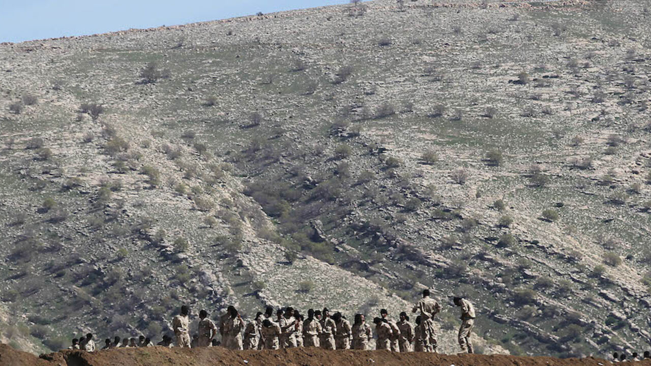 Volunteers to fight the Islamic State, from different Iraqi factions including Kurdish and Yazidis, train at a camping area near Kurdish security points on Bashiqa mountain, around 15km Northeast of the Islamic State held city of Mosul, March 7, 2015.  REUTERS/Asmaa Waguih (IRAQ - Tags: CIVIL UNREST) - RTR4SFUI