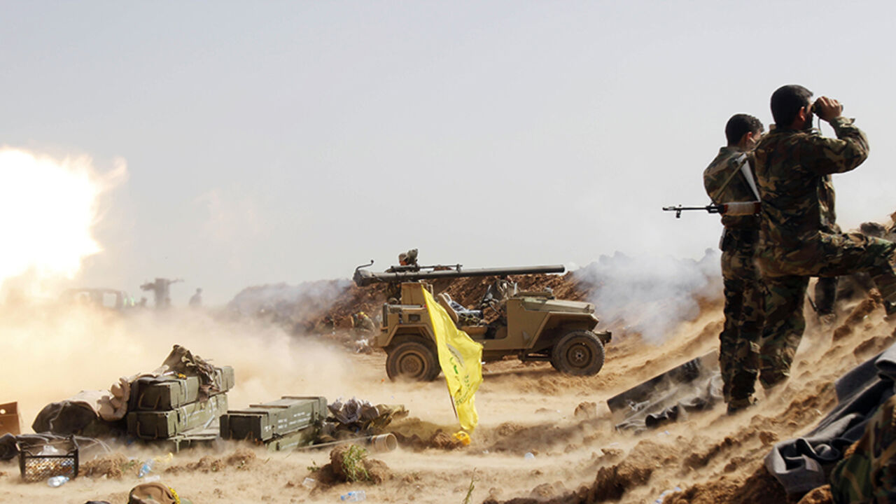 Shi'ite fighters from Hashid Shaabi forces launch a rocket during clashes with Islamic State militants on the front line at the Shi'ite Turkman village of Bashir, 20km south of Kirkuk, March 14, 2015. Kurdish peshmerga forces, backed by Shi'ite militia fighters, have been attacking Islamic State-held towns and villages south and west of the oil-rich city of Kirkuk, peshmerga sources said. REUTERS/Ako Rasheed (IRAQ - Tags: CIVIL UNREST CONFLICT POLITICS MILITARY) - RTR4TCBR