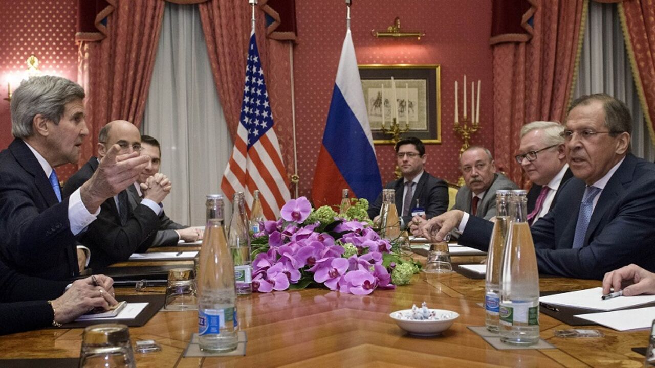 U.S. Secretary of State John Kerry (L) and Russia's Foreign Minister Sergei Lavrov (R) wait for a meeting at the Beau Rivage Palace Hotel in Lausanne, Switzerland March 28, 2015. Officials are meeting while in Switzerland for negotiations on Iran's nuclear program.  Iran and six world powers tried to break an impasse in nuclear negotiations on Sunday, but officials cautioned that attempts to reach a preliminary deal by a deadline in two days could yet fall apart.    REUTERS/Brendan Smialowski/Pool - RTR4VDF