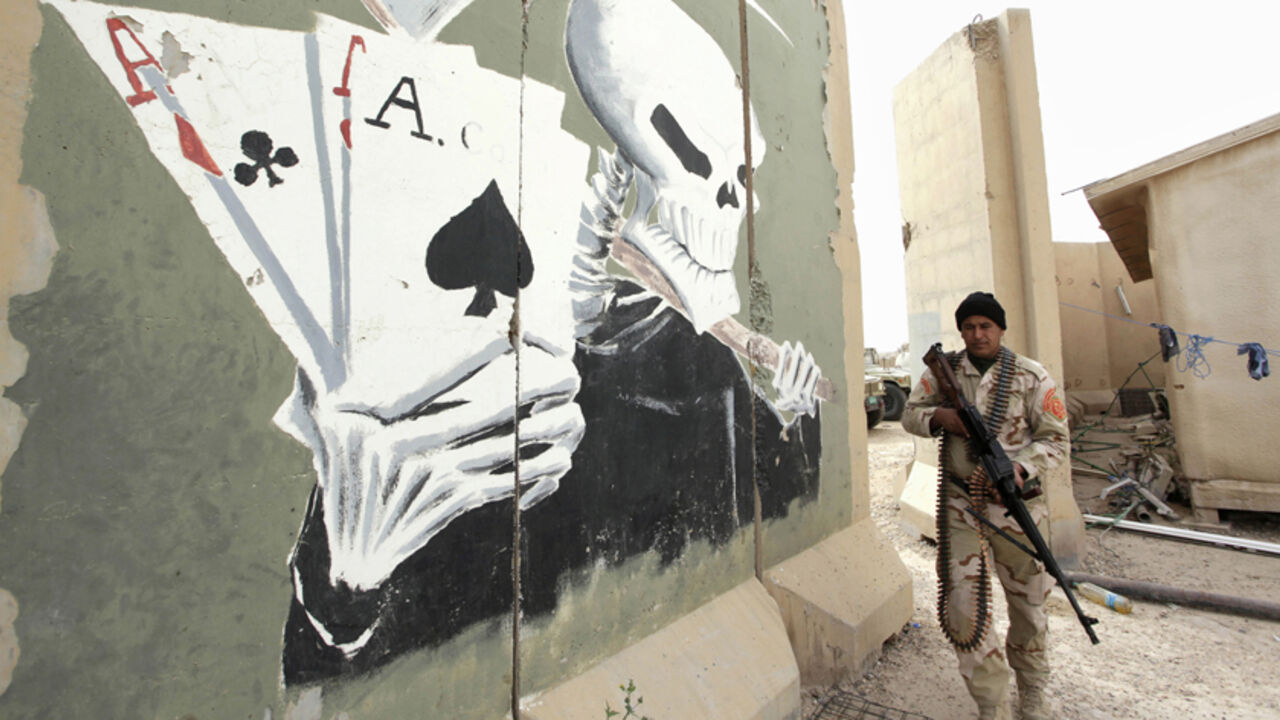 A member of the Iraqi security forces stands guard with his weapon at Camp Habbaniyah between the cities of Fallujah and Ramadi, March 12, 2015. Picture taken March 12, 2015.REUTERS/Alaa Al-Marjani (IRAQ - Tags: CIVIL UNREST POLITICS CONFLICT MILITARY SOCIETY) - RTR4T81N