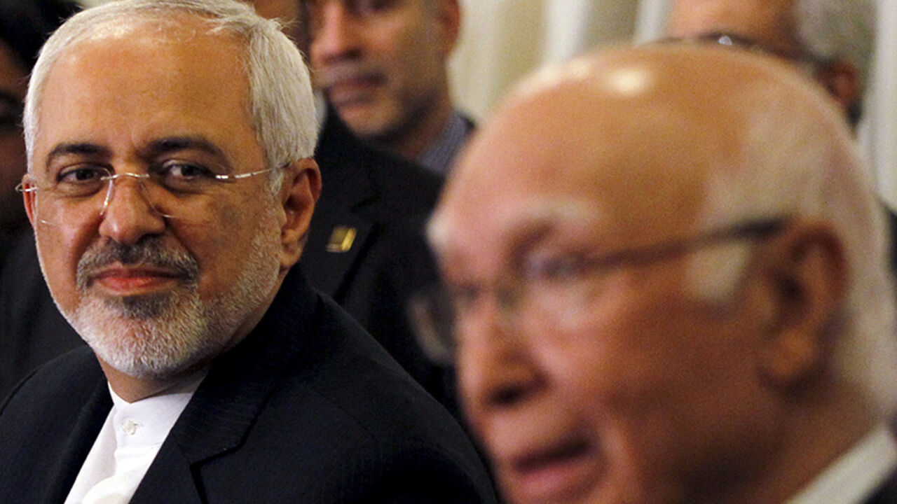 Iranian Foreign Minister Javad Zarif (L) speaks at a news conference with Advisor to Pakistan's Prime Minister on National Security and Foreign Affairs Sartaj Aziz at the Foreign Ministry in Islamabad April 8, 2015. Zarif said on Wednesday that Pakistan and Iran should cooperate to solve the crisis in Yemen. REUTERS/Caren Firouz - RTR4WKMY