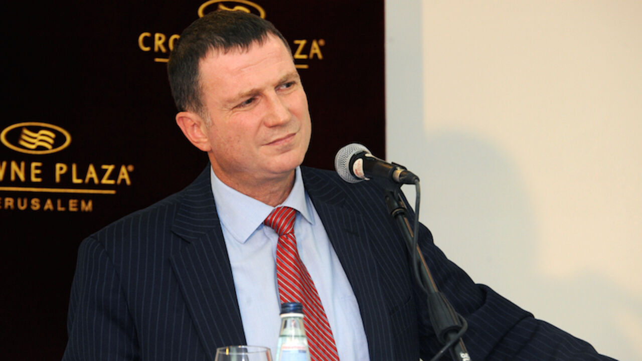 The Minister of Public Diplomacy and Diaspora Affairs, Yuli- Yoel Edelstein briefs journalist at the Crown Plaza hotel in Jerusalem.

שר ההסברה והתפוצות, יולי- יואל אדלשטיין מתדרך עיתונאים במלון קראון פלזה בירושלים.
