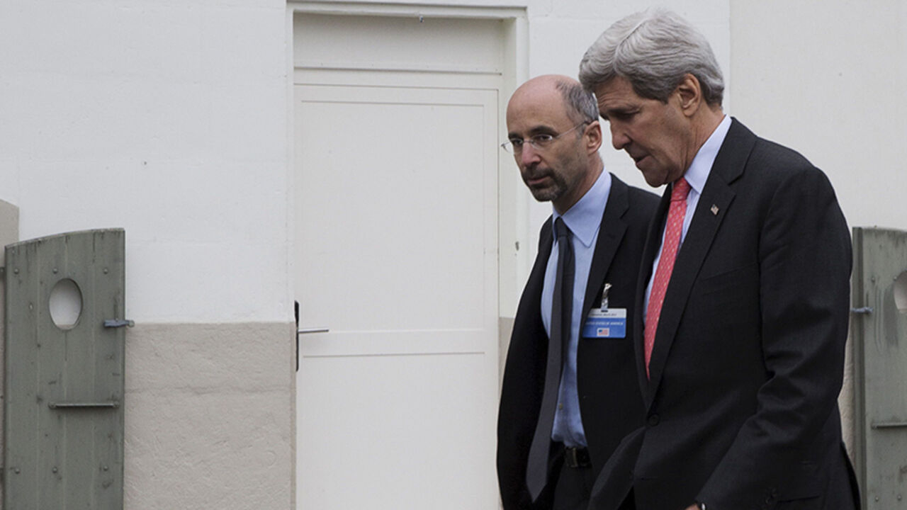 United States Secretary of State John Kerry walks to lunch with members his negotiating team, including Robert Malley (L) from the U.S. National Security Council, following a meeting with Iran's Foreign Minister Javad Zarif over Iran's nuclear program in Lausanne March 20, 2015.     REUTERS/Brian Snyder    - RTR4U6JU