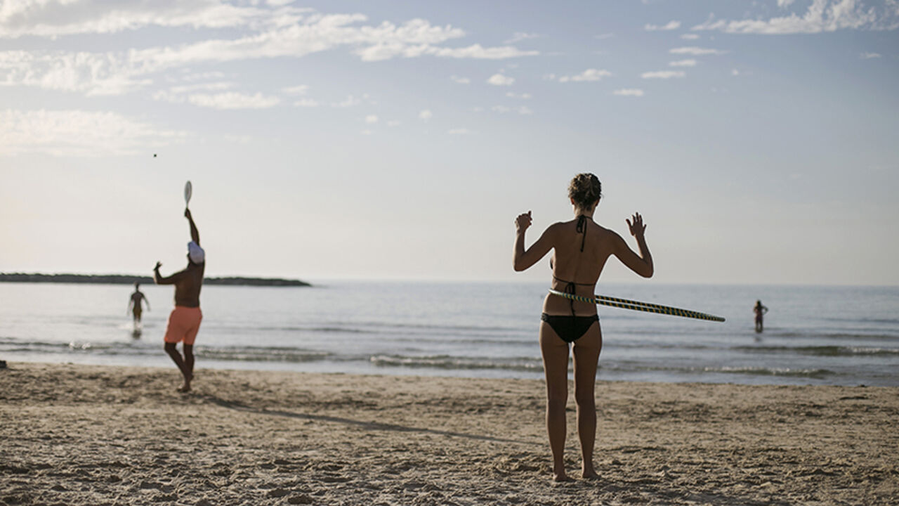 A woman spins a hula hoop around her waist on a beach in Tel Aviv December 4, 2014.Unusually hot weather has hit Israel in the last few days with temperatures reaching 26 degrees Celsius (79 degrees Fahrenheit) at mid-day.  
REUTERS/Baz Ratner (ISRAEL - Tags: ENVIRONMENT SOCIETY) - RTR4GPUT