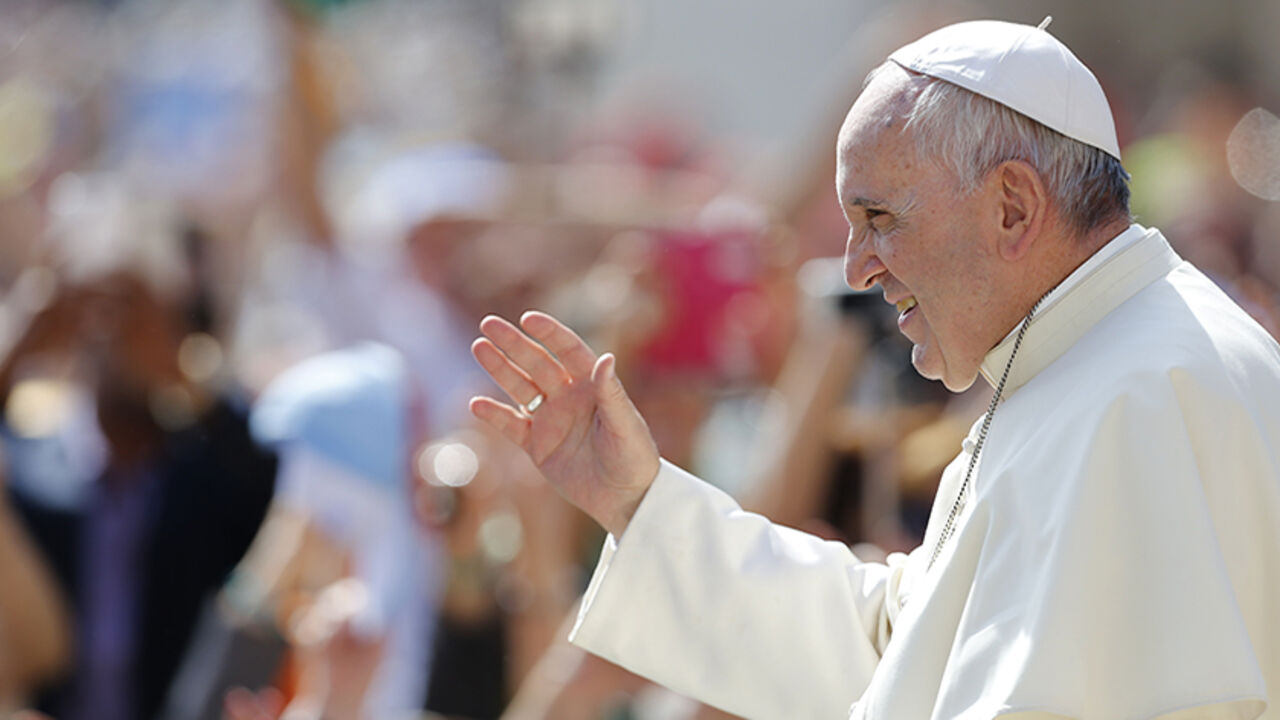 Pope Francis waves as he arrives to lead his weekly audience in St.Peter's square, at the Vatican City, May 13, 2015.   REUTERS/Giampiero Sposito  - RTX1CQI5