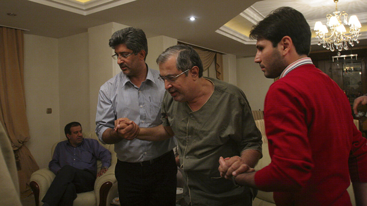 EDITORS' NOTE: Reuters and other foreign media are subject to Iranian restrictions on their ability to film or take pictures in Tehran.

Leading Iranian reformist Saeed Hajjarian is helped to a seat in his home after he was released from prison in Tehran September 30, 2009. Iran freed the senior reformer, accused of fomenting opposition protests after a disputed presidential election in June, on bail on Wednesday after more than three months in detention.  REUTERS/Yalda Moaiery/ISNA  (IRAN POLITICS) FOR EDI
