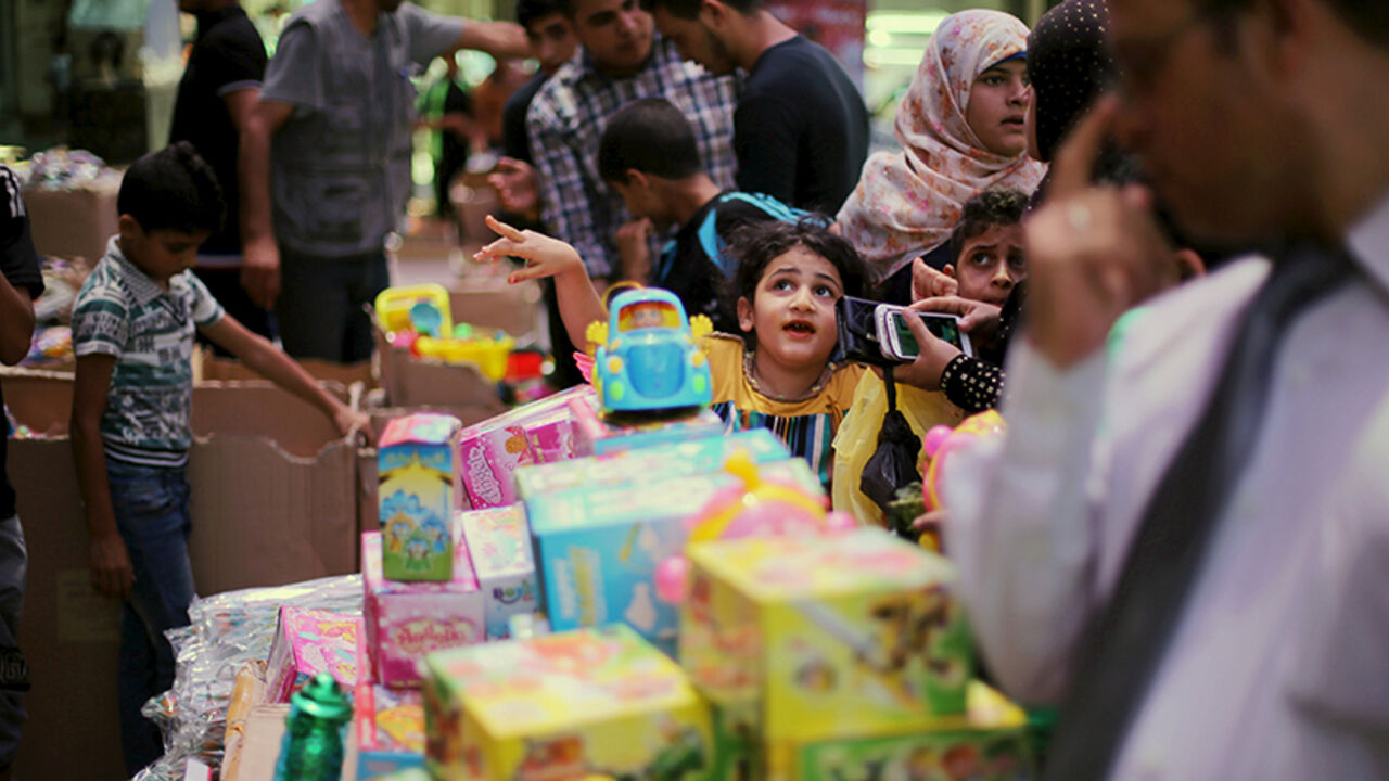Palestinians shop in a market ahead of the holy month of Ramadan, in Khan Younis in the southern Gaza Strip June 17, 2015. REUTERS/Ibraheem Abu Mustafa






 - RTX1GW59