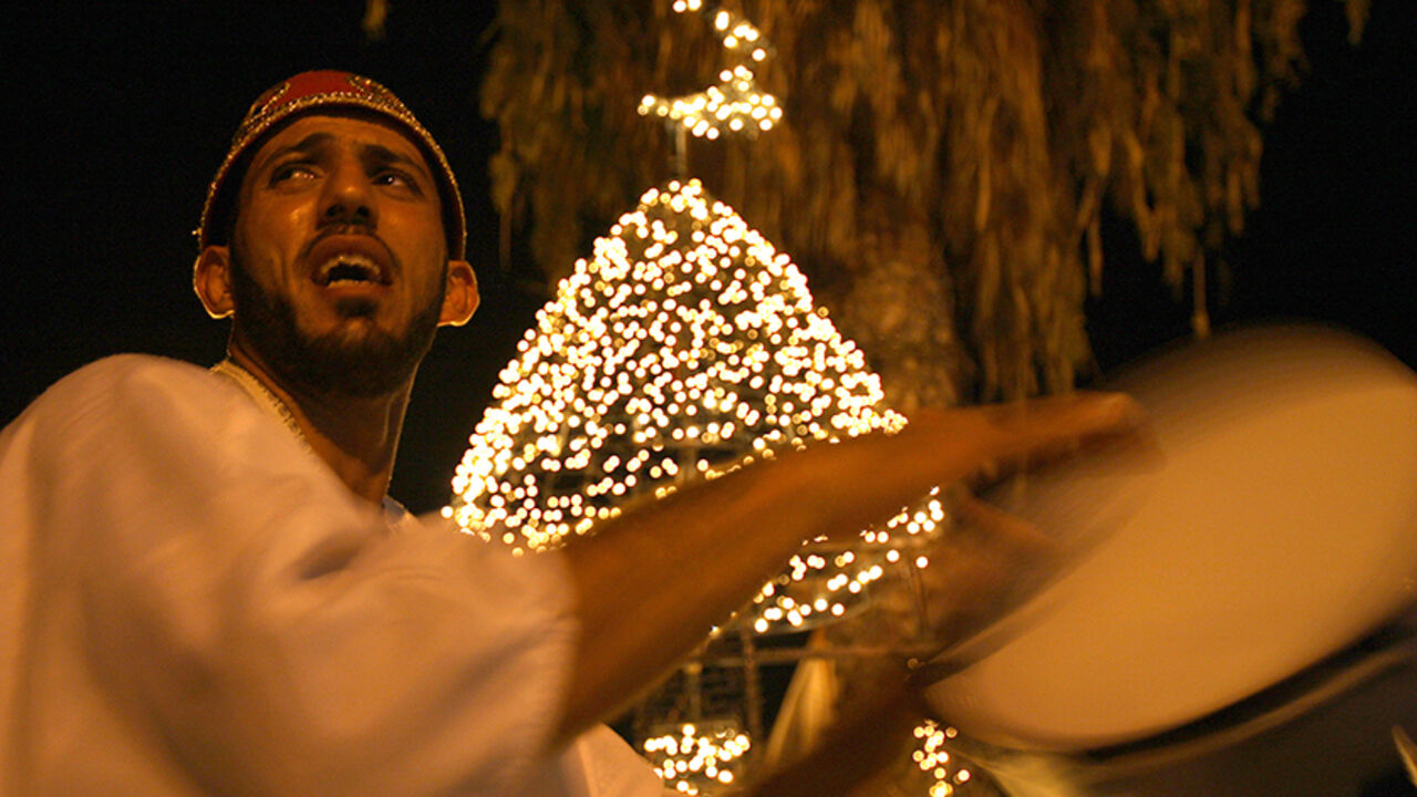 A Musaharati, or dawn awakener, strikes his drum to wake observant Muslims for their overnight 'sahur', or last meal, before the day's fast in Sidon's Old City in southern Lebanon just before dawn August 27, 2010. Muslims around the world abstain from eating, drinking and conducting sexual relations from sunrise to sunset during Ramadan, the holiest month in the Islamic calendar.  REUTERS/Ali Hashisho (LEBANON - Tags: RELIGION) - RTR2HLGA