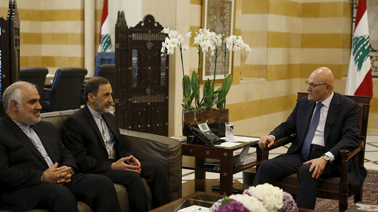 Ali Akbar Velayati (C), Iran's Supreme Leader Ayatollah Ali Khamenei's top adviser on international affairs, meets with Lebanon's Prime Minister Tammam Salam along with Iranian ambassador in Lebanon Mohammad Fathali (L) at the government palace in Beirut, May 18, 2015. REUTERS/Mohamed Azakir - RTX1DGIZ
