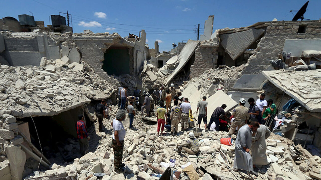Civil defence members and civilians search for survivors under the rubble of a site hit by what activists said were barrel bombs dropped by forces loyal to Syria's President Bashar al-Assad in Aleppo, Syria June 21, 2015. REUTERS/Abdalrhman Ismail - RTX1HGJ7