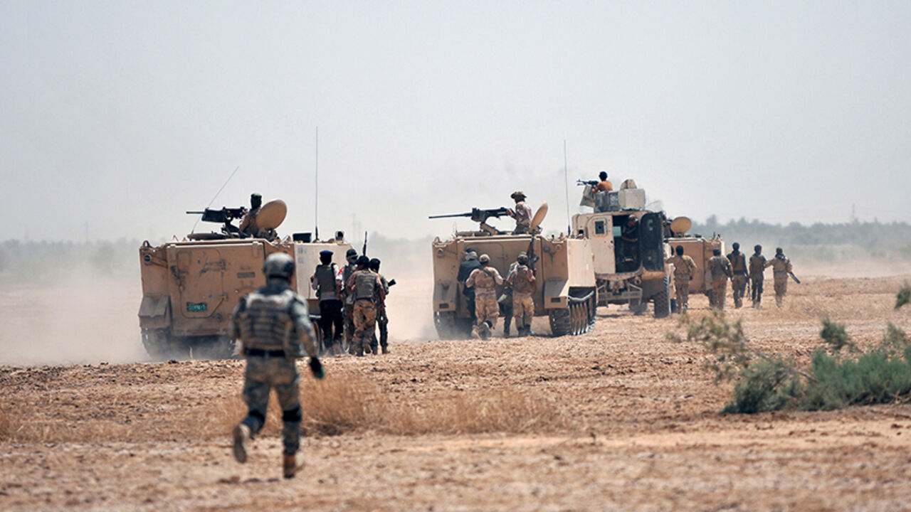Iraq's Shi'ite paramilitaries and members of Iraqi security forces gather at North of Fallujah in province of Anbar, July 6, 2015.  REUTERS/Stringer - RTX1JB2Y