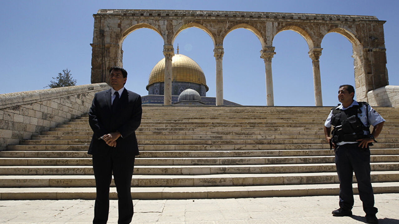 Israeli lawmaker Danny Danon (L), a deputy parliament speaker, stands near an Israeli police officer in front of the Dome of the Rock on the compound known to Muslims as al-Haram al-Sharif and to Jews as Temple Mount, in Jerusalem's Old City July 20, 2010. Danon, a lawmaker of Prime Minister Benjamin Netanyahu's right-wing party, on Tuesday visited the flashpoint religious site in Jerusalem revered by Jews and Muslims, a move that has sparked violence in the past. REUTERS/Ammar Awad (JERUSALEM - Tags: POLIT