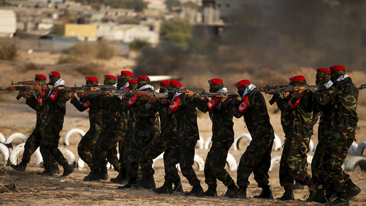 Palestinian militants from al-Husine brigade loyal to Fatah movement is seen during a military-style exercise graduation ceremony in Khan Younis in the southern Gaza Strip, September 20, 2015. REUTERS/Suhaib Salem  - RTS20TV