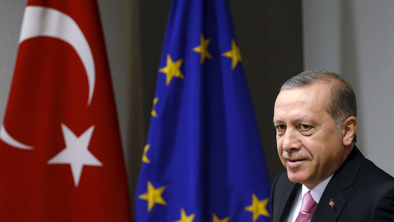 Turkey's President Tayyip Erdogan waits for the start of a meeting with European Council President Donald Tusk (unseen) at the EU Council in Brussels, Belgium October 5, 2015. Erdogan appeared to mock European Union overtures for help with its migration crisis as he arrived for a long-awaited state visit to Brussels and a string of meetings with EU leaders set to start on Monday.     REUTERS/Francois Lenoir  - RTS33VZ