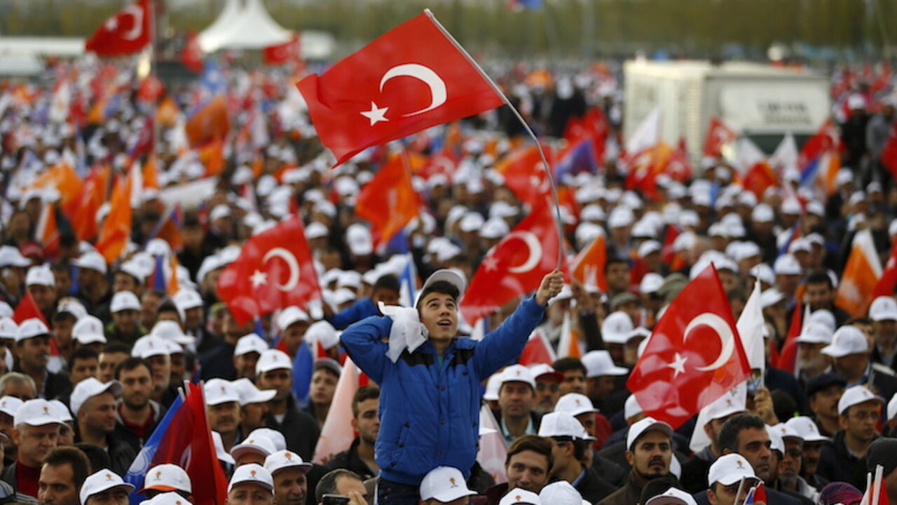 Supporters of Turkey's Prime Minister Ahmet Davutoglu attend an election rally in Istanbul, Turkey, October 25, 2015. Turkey's general election will be held on November 1. REUTERS/Osman Orsal - RTX1T4UY