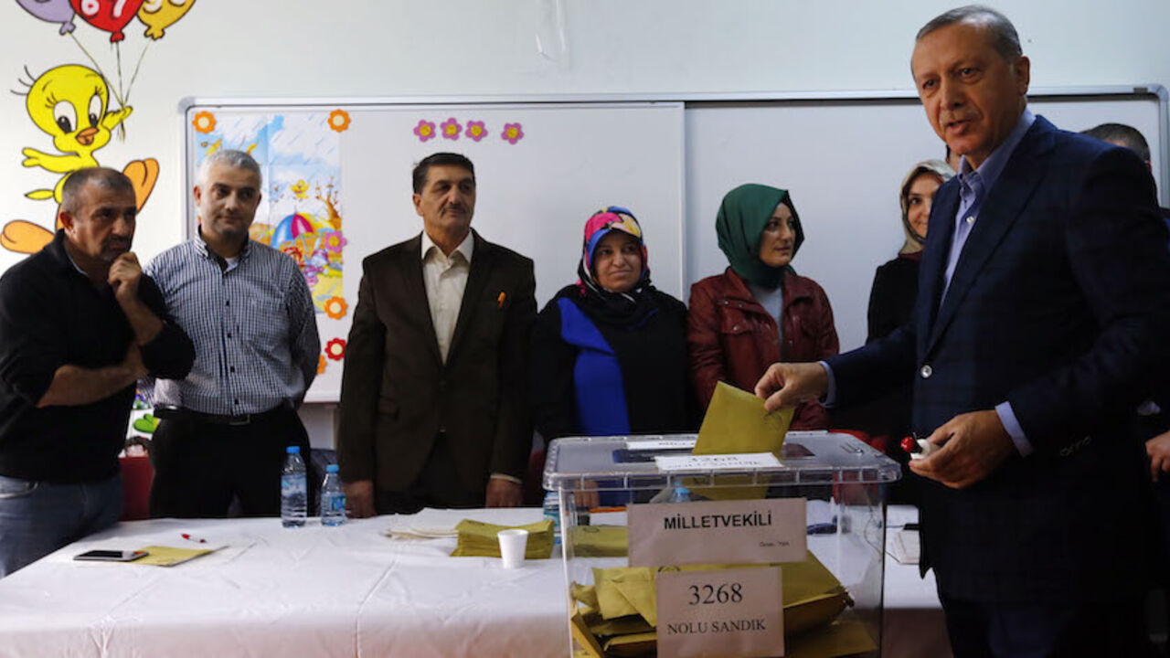 Turkish President Tayyip Erdogan poses as he casts his ballot at a polling station in Istanbul, Turkey November 1, 2015. Turks began voting on Sunday amid worsening security and economic worries in a snap parliamentary election that could profoundly impact the divided country's trajectory and that of President Tayyip Erdogan. The parliamentary poll is the second in five months, after the ruling AK Party founded by Erdogan failed to retain its single-party majority in June.  REUTERS/Murad Sezer   - RTX1U7U8