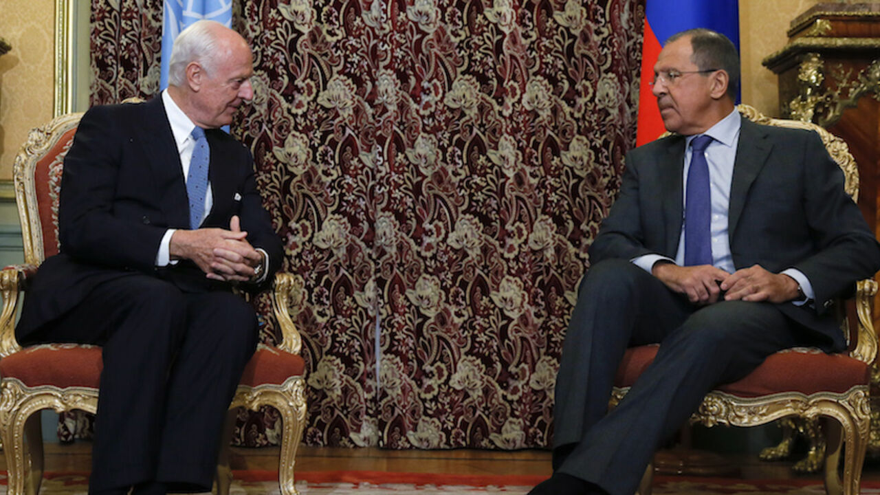 United Nations Special Envoy for Syria Staffan de Mistura (L) and Russia's Foreign Minister Sergey Lavrov attend a meeting in Moscow, October 21, 2014. REUTERS/Maxim Shemetov (RUSSIA - Tags: POLITICS) - RTR4AYVB