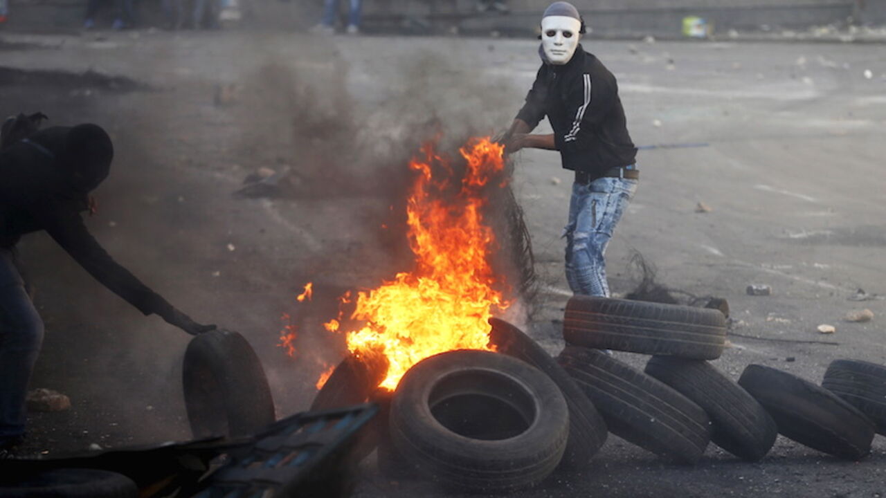 Palestinians clash with  Israeli border police during clashes at a checkpoint between Shuafat refugee camp and Jerusalem October 9, 2015. In the past 10 days, four Israelis have been shot or stabbed to death in Jerusalem and the occupied West Bank, and at least a dozen have been wounded by Palestinians wielding knives or screwdrivers in stabbings in Tel Aviv and other Israeli cities. Several Palestinians have also been killed, and scores wounded in clashes with Israeli security forces during stone-throwing 