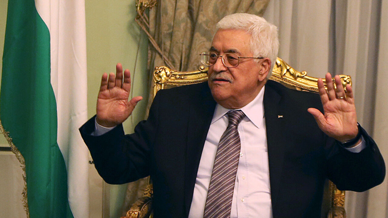 Palestinian President Mahmoud Abbas meets with Arab League Secretary General Nabil al-Araby (not pictured) in Cairo, Egypt, November 7, 2015. REUTERS/Mohamed Abd El Ghany - RTS5YFP