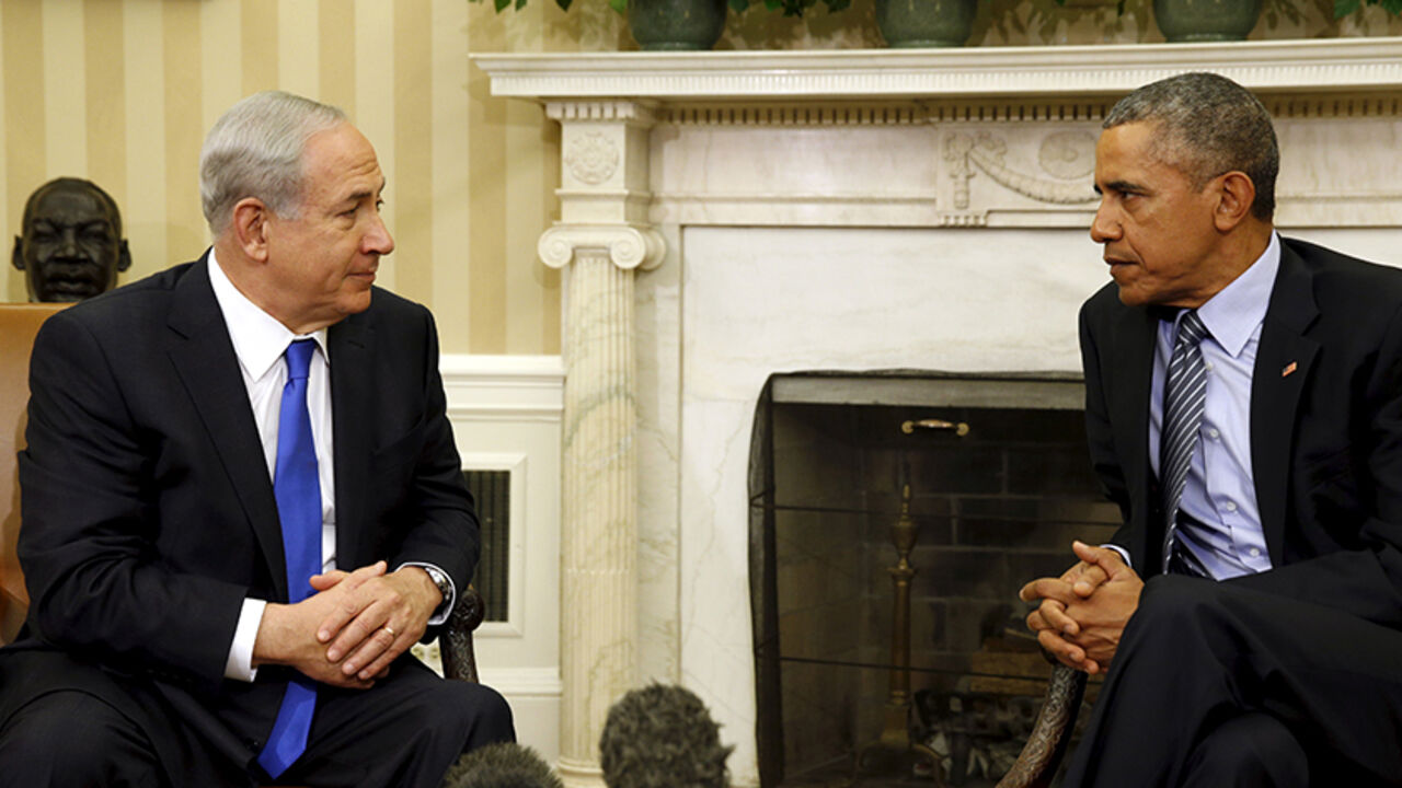 U.S. President Barack Obama meets with Israeli Prime Minister Benjamin Netanyahu in the Oval office of the White House in Washington November 9, 2015. The two leaders meet here today for the first time since the Israeli leader lost his battle against the Iran nuclear deal, with Washington seeking his re-commitment to a two-state solution with the Palestinians. REUTERS/Kevin Lamarque  - RTS66KY
