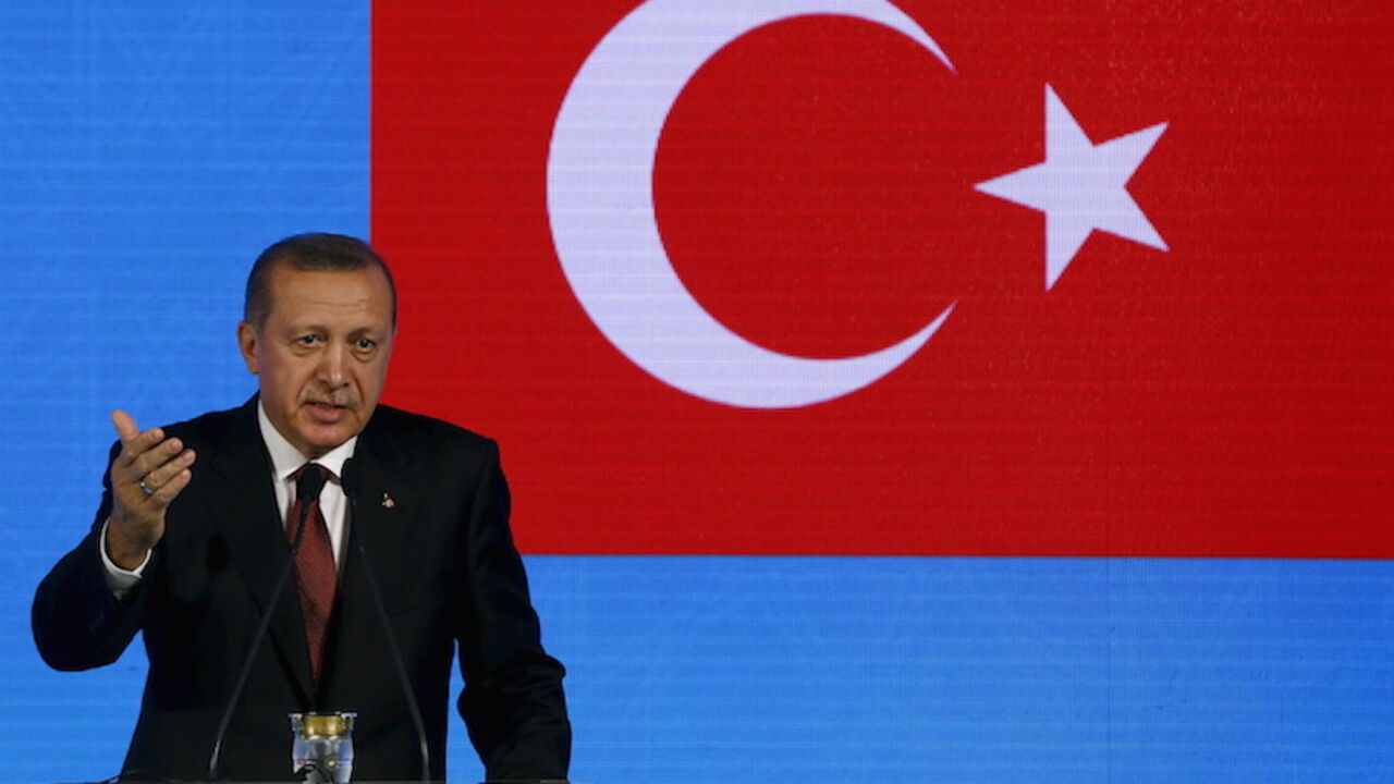 Turkish President Recep Tayyip Erdogan speaks during a news conference after a meeting Japanese Prime Minister Shinzo Abe in Istanbul, November 13, 2015.  REUTERS/Osman Orsal - RTS6UOX