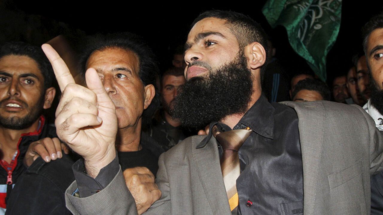 Palestinian detainee Mohammed Allan gestures upon his release from an Israeli jail, at his house in the West Bank city of Nablus November 5, 2015. Israel has released late on Wednesday Allan who was in 65-day hunger strike against his detention without trial. Allan, 31, an Islamic Jihad activist, began the strike after his detention without trial in last November. REUTERS/Abed Omar Qusini  - RTX1UTOE
