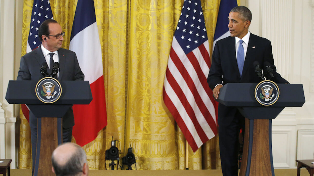 U.S. President Barack Obama (R) and French President Francois Hollande hold a joint news conference in the East Room of the White House in Washington November 24, 2015. REUTERS/Carlos Barria  - RTX1VN6X