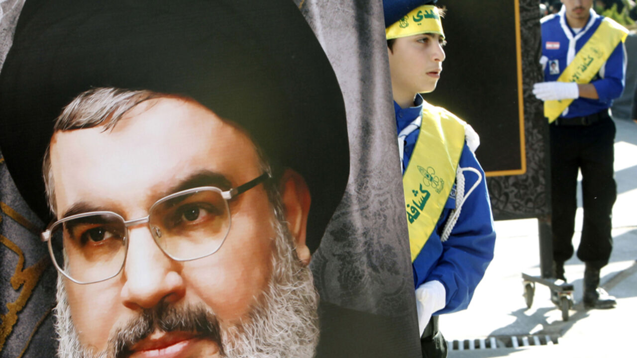 A Lebanese Hezbollah supporter carries a picture of Hezbollah leader Sayyed Hassan Nasrallah during a religious procession, to mark the burning of the tents that is part of the Ashura religious ceremony, in Nabatieh November 7, 2014.  REUTERS/Ali Hashisho (LEBANON - Tags: POLITICS RELIGION) - RTR4DAYL