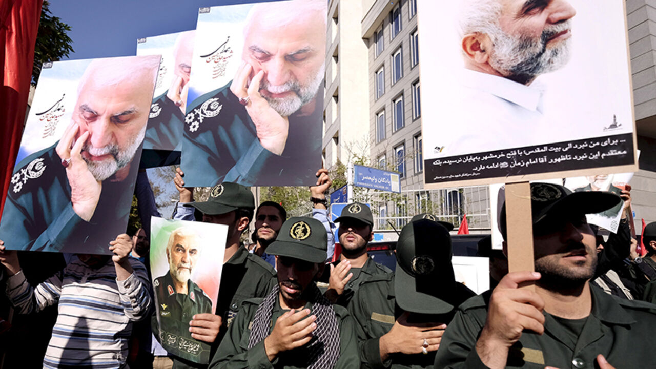 Members of Iran's Revolutionary Guards hold pictures of their Brigadier General Hossein Hamedani during his funeral in Tehran, Iran in this October 11, 2015 file photo. REUTERS/Raheb Homavandi/TIMA/Files   ATTENTION EDITORS - THIS IMAGE WAS PROVIDED BY A THIRD PARTY. FOR EDITORIAL USE ONLY. - RTX1ZPIG