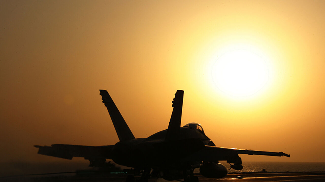 A F/A-18E/C Hornet takes off from the flight deck of the nuclear-powered aircraft carrier USS Enterprise, in the northern Gulf August 15, 2007. The USS Enterprise arrived in the Gulf to support maritime security in the region. Picture taken August 15, 2007.  REUTERS/Hamad I. Mohammed - RTR1STYG