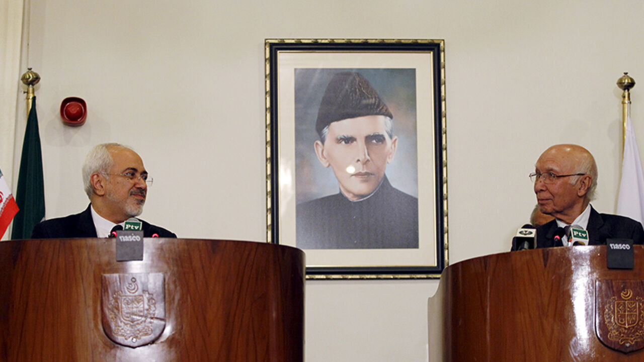 Iranian Foreign Minister Javad Zarif (L) speaks at a news conference with Advisor to Pakistan's Prime Minister on National Security and Foreign Affairs Sartaj Aziz at the Foreign Ministry in Islamabad April 8, 2015. Zarif said on Wednesday that Pakistan and Iran should cooperate to solve the crisis in Yemen. REUTERS/Caren Firouz  - RTR4WJOA