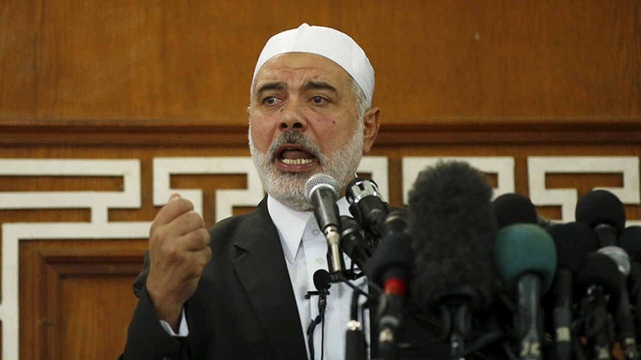 Hamas leader in Gaza Ismail Haniyeh delivers a sermon during Friday prayers in Gaza City October 9, 2015. Haniyeh called on Palestinians to step up their fight against Israel, describing the recent surge in violence in Jerusalem and the occupied West Bank as the beginning of a new uprising, or intifada. REUTERS/Mohammed Salem  - RTS3QIL